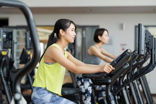 ジムでトレーニングする若い女性 ジム,フィットネス,トレーニングの写真素材