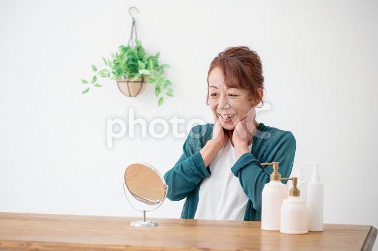 メイクする中高年の女性 首,保湿,ケアの写真素材
