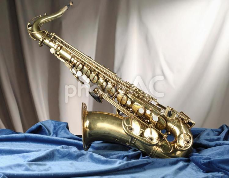バリトンサックス　シルク　楽器　音楽　金 サックス,サクソフォン,バリトンサックスの写真素材