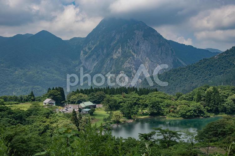 高浪の池と雲のかかった明星山 高浪の池,明星山,初夏の写真素材