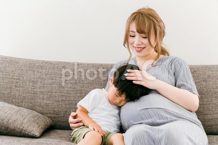 子供を寝かしつける日本人の妊婦（ママ） 寝かしつけ,子供,眠いの写真素材