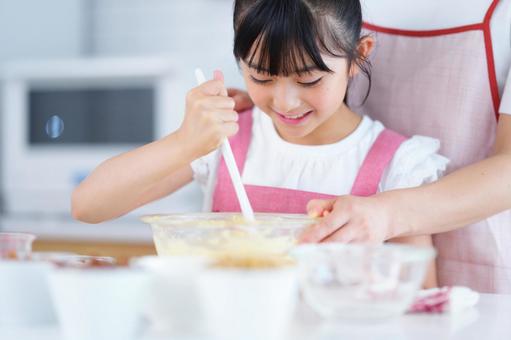 親子でお菓子作りを楽しむキッチンシーン 女の子,小学生,日本人の写真素材