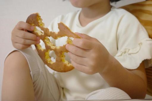 型抜きしたホットケーキを食べる子ども 型抜きしたホットケーキを食べる子ども 子ども,ホットケーキ,型抜きの写真素材