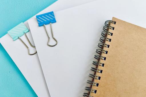 ノートと書類とデスクワークのイメージ ビジネス,事務,資料の写真素材