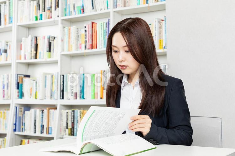 勉強をする社会人女性02 勉強,女性,スーツの写真素材