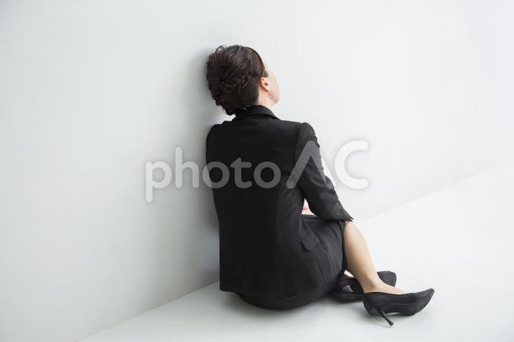 座り込む女性 ストレス,絶望,ショックの写真素材