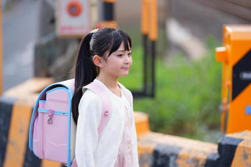 踏切で待つ女の子 子ども,女の子,小学生の写真素材