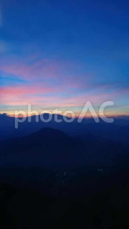 山頂から見る鮮やかな夕焼け 夕日,夕焼け,夕暮れの写真素材