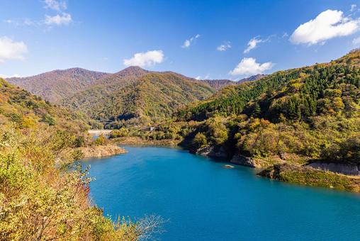 群馬県 奥四万湖の秋景色 群馬県 奥四万湖の秋景色 秋,紅葉,湖の写真素材