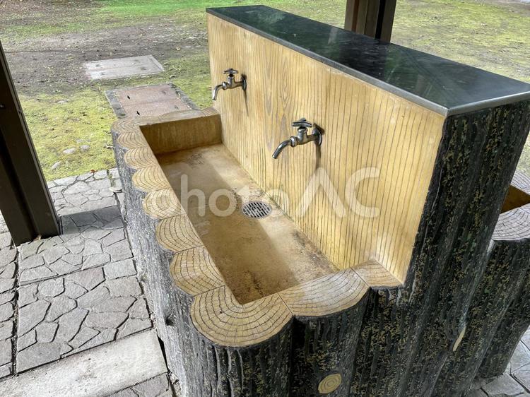 公園に設置された2つの水道を横から 水道,蛇口,公園の写真素材