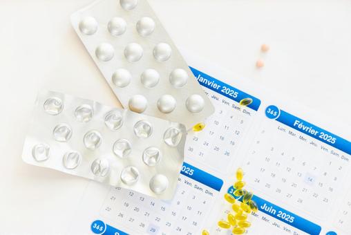 錠剤のシートとカレンダー 生理,月経,薬の写真素材