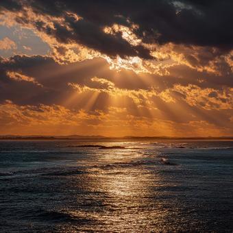 光り輝く水面と美しい夕焼け 光り輝く水面と美しい夕焼けの写真
