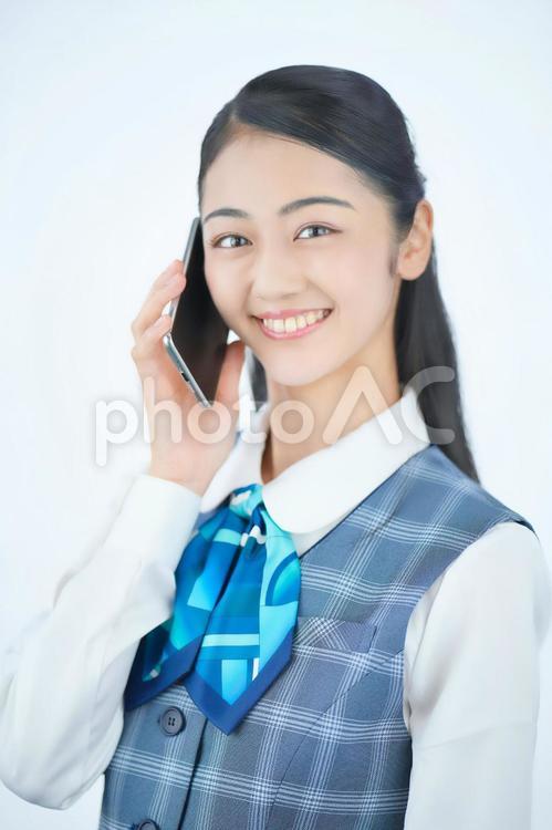 スマホで電話をするビジネスウーマン 女性,ビジネスウーマン,会社員の写真素材