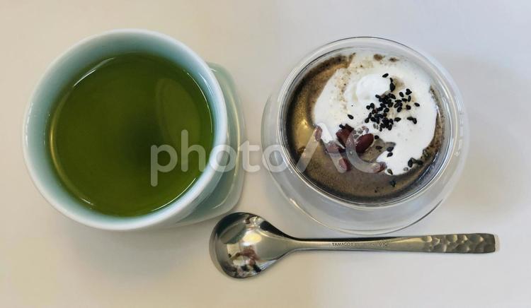 オシャレ黒ゴマとぜんざい&緑茶 緑茶,黒ゴマ,ぜんざいの写真素材