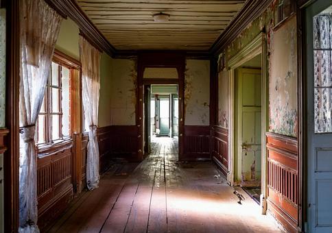 光に照らされる朽ちた廊下 光に照らされる朽ちた廊下の写真