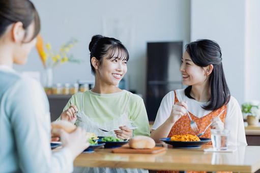 カフェでランチをする若い女性 カフェでランチをする若い女性 女性,食事,ランチの写真素材