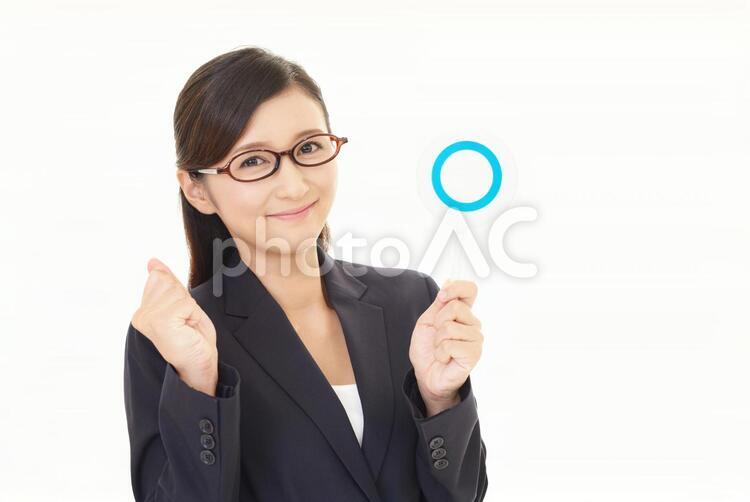 正解のマークを持つ笑顔の女性 女性,ビジネスウーマン,女の写真素材