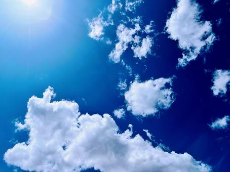 空と雲と太陽 空と雲と太陽の写真