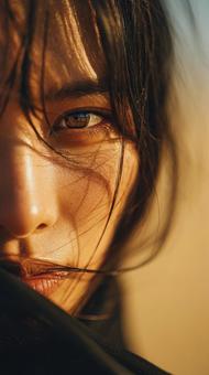 風を受ける女性の顔のアップショット 風を受ける女性の顔のアップショットの写真