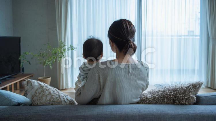 赤ちゃんを抱っこをしている寂しそうな母親 母親,赤ちゃん,抱っこの写真素材