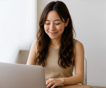 パソコンを使う若い女性のビジネスシーン パソコンを使う若い女性のビジネスシーンの写真