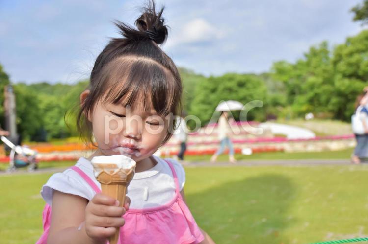 アイスクリームを食べる子供 子供,女の子,アイスクリームの写真素材