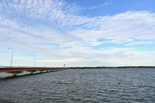 青空と霞ヶ浦大橋の情景 霞ヶ浦大橋,霞ヶ浦,橋の写真素材