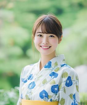 朝顔柄の浴衣を着た笑顔の女性 朝顔柄の浴衣を着た笑顔の女性の写真