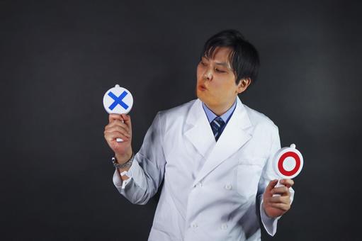 正解と不正解を見比べて悩む医師 正解と不正解を見比べて悩む医師 医師,白衣,男性の写真素材