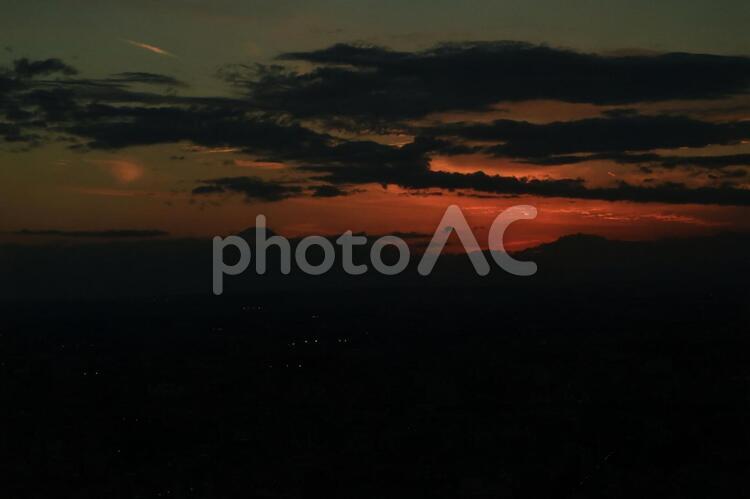 東京都庁展望台から望む富士山と夕焼け 夕暮れ,夕焼け,富士山の写真素材