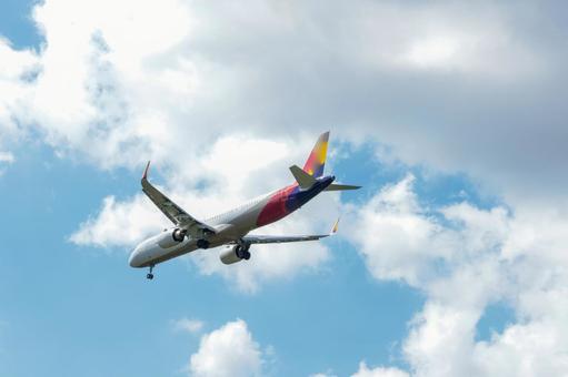 福岡空港、夏の日のアプローチ 福岡空港、夏の日のアプローチ 飛行機,航空機,旅客機の写真素材