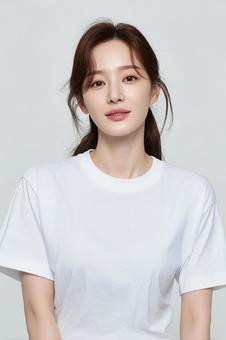 白Tシャツが似合うナチュラルな魅力の女性 白Tシャツが似合うナチュラルな魅力の女性の写真