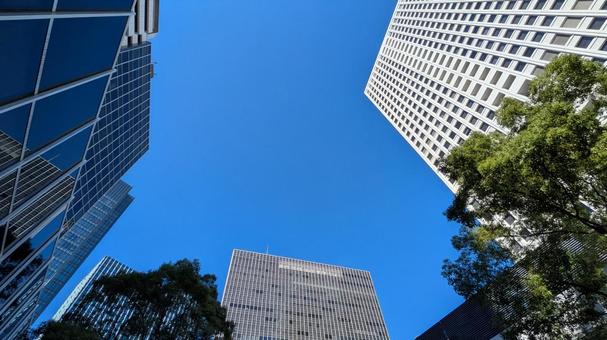青空と高層ビルを見上げる都会の風景 青空と高層ビルを見上げる都会の風景 高層ビル,オフィスビル,青空の写真素材