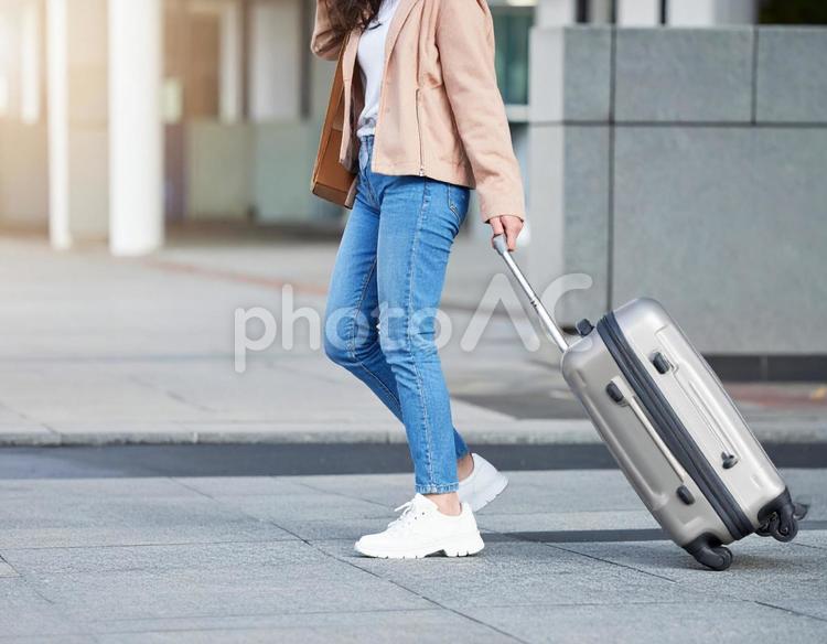スーツケースを引いて旅に出発 旅行,出発,空港の写真素材
