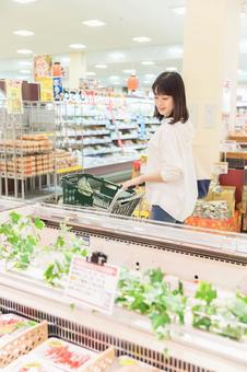 スーパーで買物をする若い女性 スーパーで買物をする若い女性 スーパー,女性,日本人の写真素材