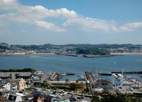 江ノ島から眺める海と砂浜と藤沢市街地 江ノ島から眺める海と砂浜と藤沢市街地の写真