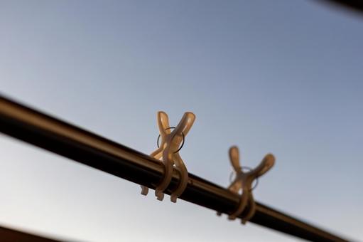 冬空と物干し竿の洗濯バサミ 洗濯バサミ,日常,家事の写真素材