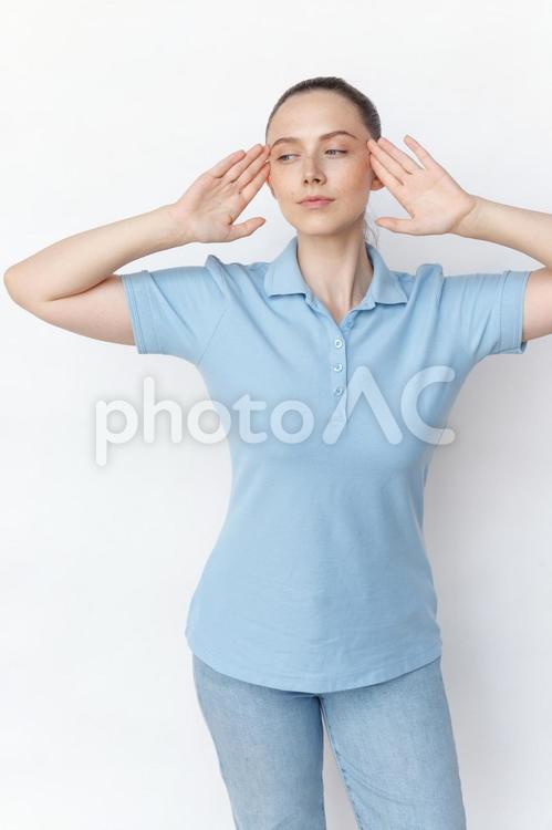両手をあげてよそ見をする女性 女性,人物,若者の写真素材