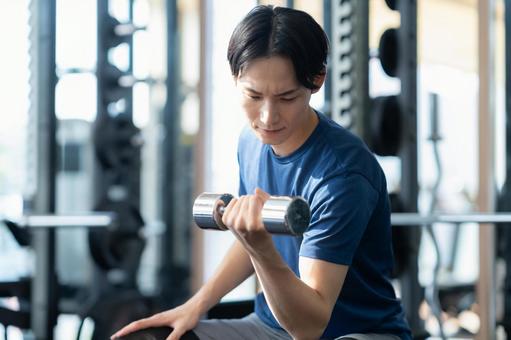 スポーツジムでトレーニングをする若い男性 スポーツジム,フィットネス,ダイエットの写真素材