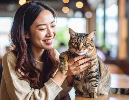 猫カフェの女性 猫カフェの女性の写真