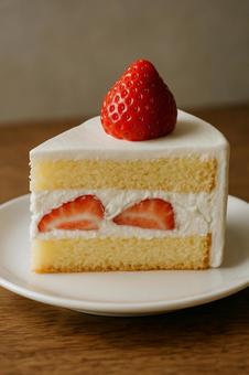 一口サイズ イチゴのショートケーキ 一口サイズ イチゴのショートケーキの写真