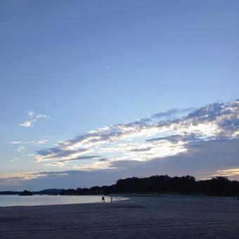 夏の夕暮れの海岸 夏の夕暮れの海岸の写真