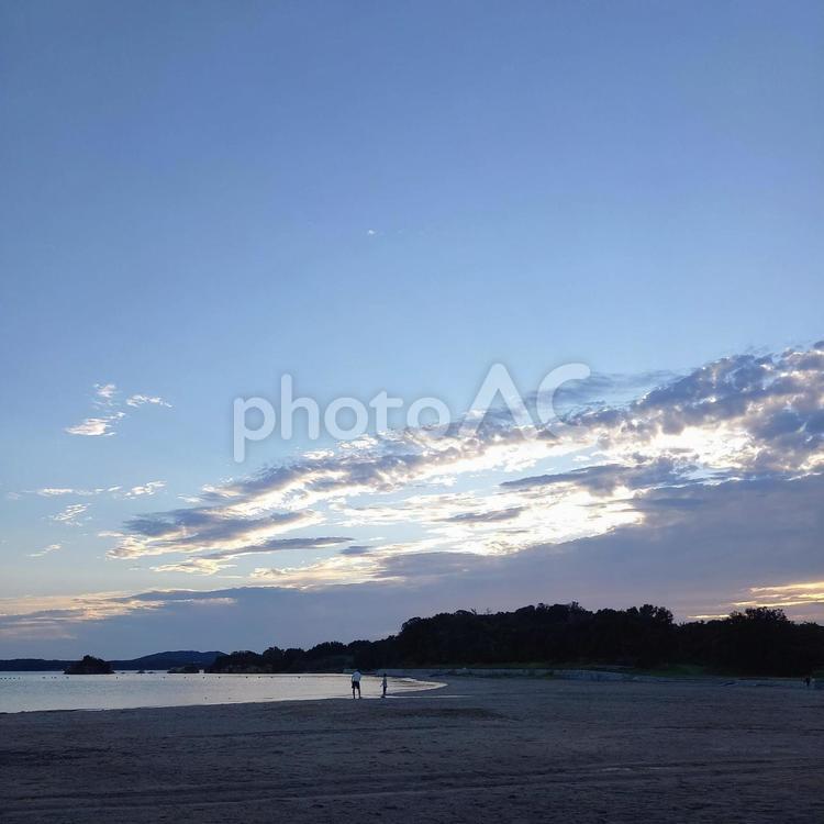夏の夕暮れの海岸 海,空,自然の写真素材