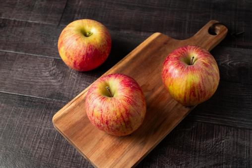 カッティングボードと3つのリンゴ りんご,林檎,フルーツの写真素材