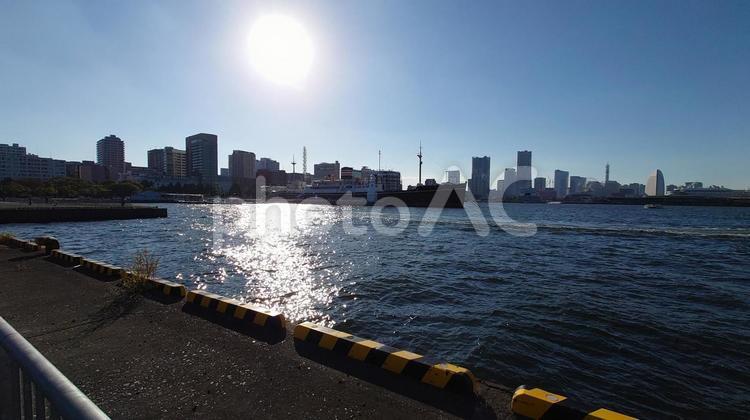 横浜の港からの景色 海,太陽,港の写真素材