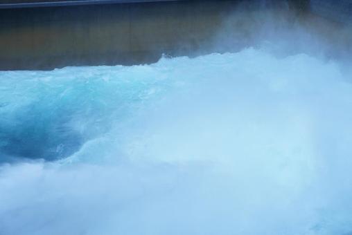 迫力のある水しぶき 迫力のある水しぶき 水しぶき,迫力,ダムの写真素材