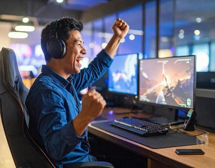 勝利の笑顔・ゲーマー男子の写真