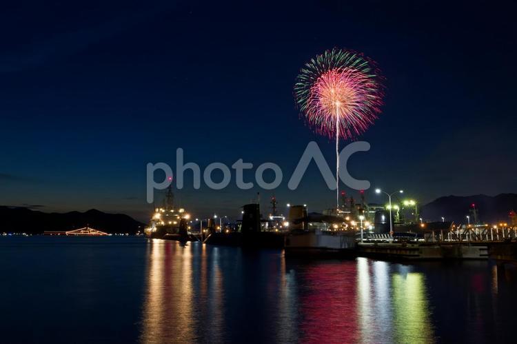 呉の夏祭り海上花火大会の風景　薄緑、桃色 花火,花火大会,打ち上げ花火の写真素材