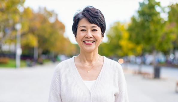 ショートカットのシニア女性　ポートレートの写真