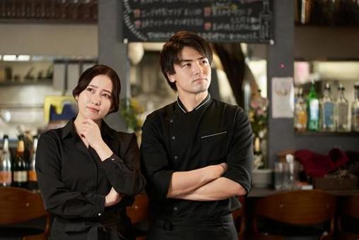 在餐館工作的亞洲男人和女人遇到麻煩 在餐館工作的亞洲男人和女人遇到麻煩